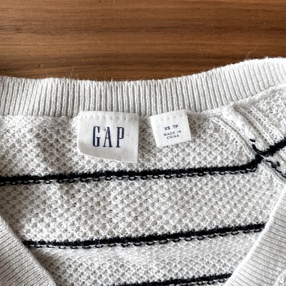 Gap White V-Neck Sweater - Picture 3 of 5